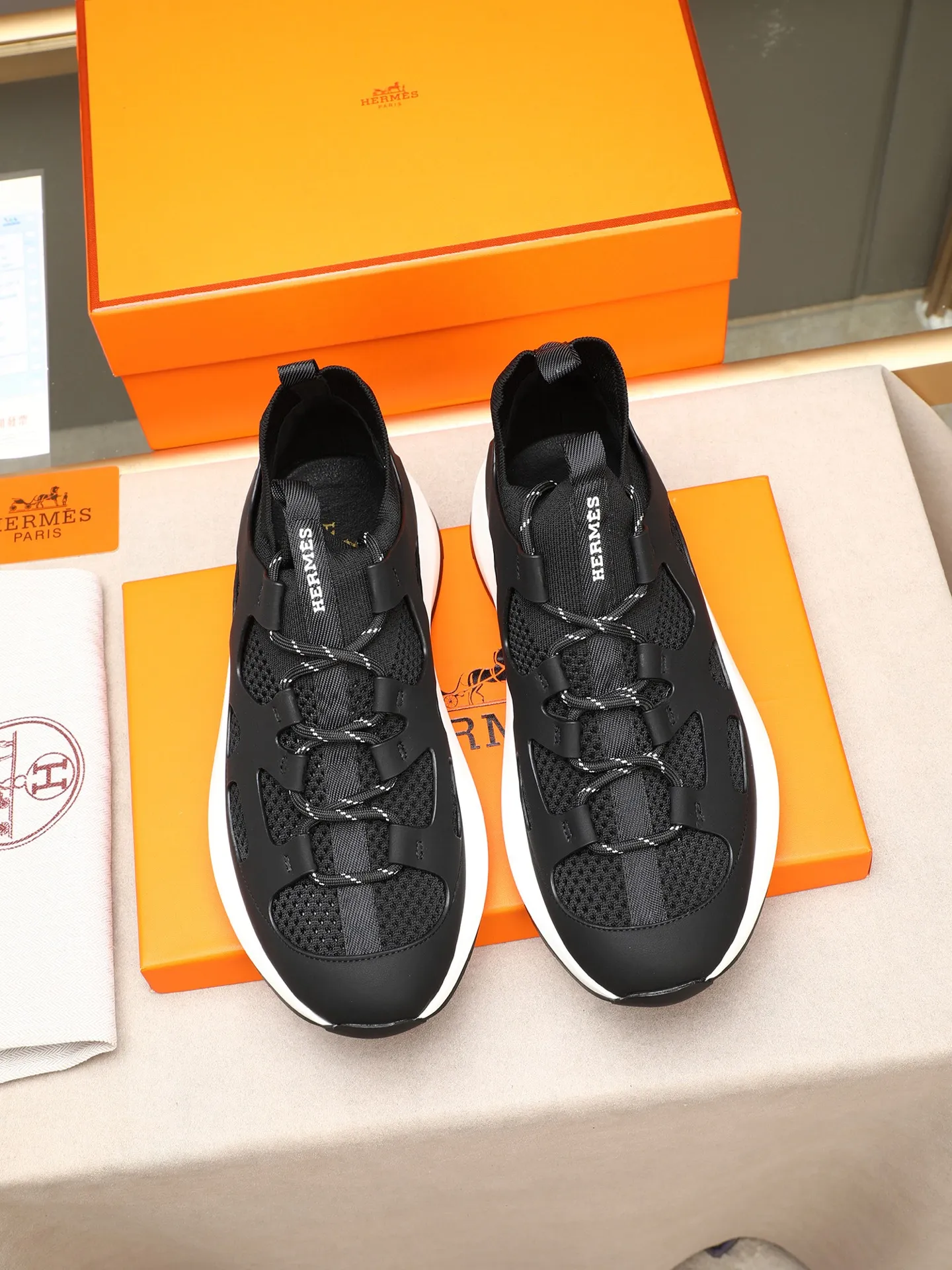 Men's shoes💰580 HERMES/Hermès men's rest sneakers! -High-end quality original casual sports shoes -Upper: high nappa calfskin, forging technology, knitted fabric, shoe brand webbing, injection molded brand logo -Inner: foot pad; water-dyed cowhide -Outsole: ultra-light TPU·rubber; two-color molded outsole -Ultra-high quality control·fine workmanship: highlighted (high-end·luxury·grade) Size: 38-39-40-41-42-43-44 (45 can be customized)